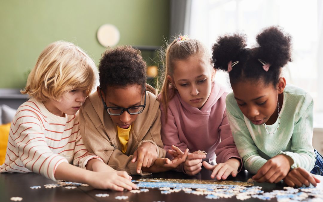 De quem é o dever de assegurar os direitos da criança e do adolescente?