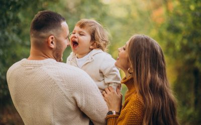 Brincar em família fortalece vínculos e ensina valores, afirma pediatra